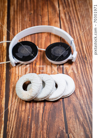 need a replacement embouchures on old white earbud 70301971