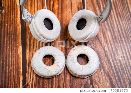 need a replacement embouchures on old white earbud 70301973