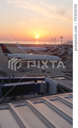 飛機在夕陽下滑行,右側 飛機在夕陽下滑行,右側 70302036