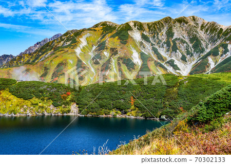三栗在池塘上看到的秋葉的立山和別山 三栗在池塘上看到的秋葉的立山和別山 70302133
