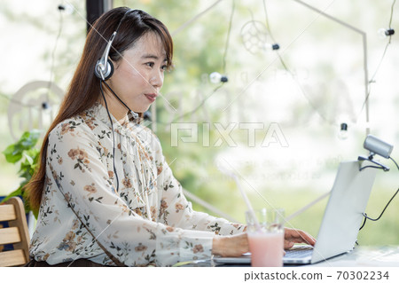 婦女在租賃空間遠程辦公 70302234