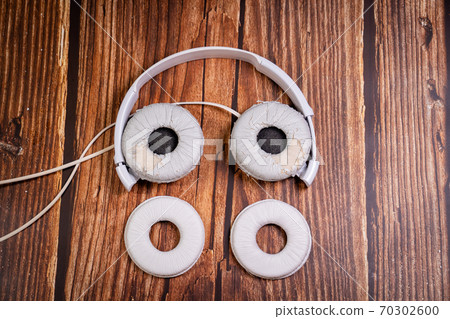 need a replacement embouchures on old white earbud need a replacement embouchures on old white earbud 70302600