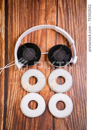 need a replacement embouchures on old white earbud need a replacement embouchures on old white earbud 70302602