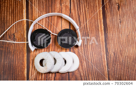 need a replacement embouchures on old white earbud need a replacement embouchures on old white earbud 70302604