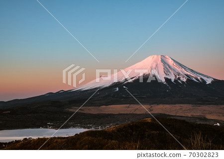 Mt. Fuji at dawn seen from the summit of Mt. Ishiwari (winter) Mt. Fuji at dawn seen from the summit of Mt. Ishiwari (winter) 70302823