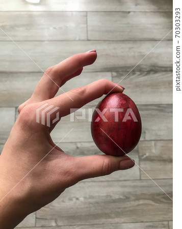 Easter egg of burgundy shiny color, with glitter 70303293