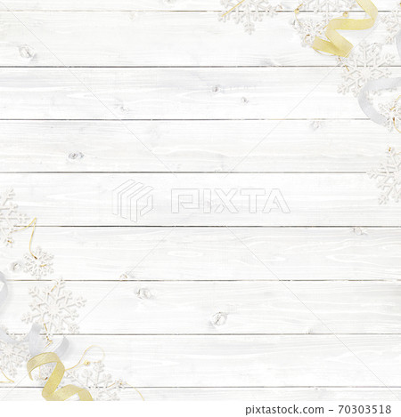 雪花環和白色的木牆-有多種變化 70303518