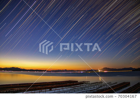 Starscape照片：落在日出天空中的星星 70304167