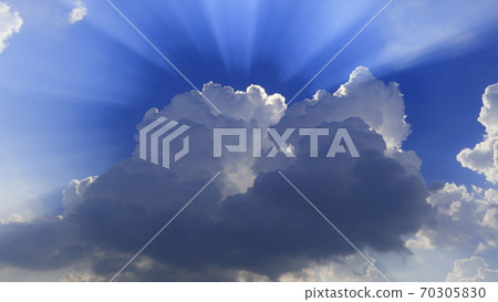 藍藍的天空，與徑向雲梯從夏天的雲 70305830