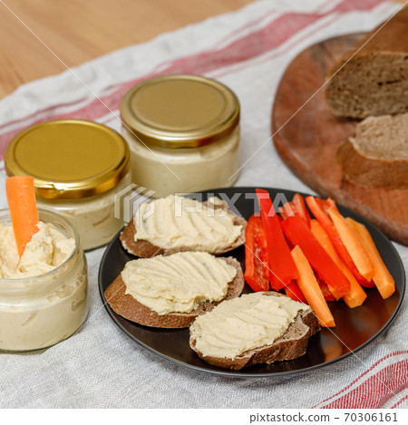 Healthy homemade creamy hummus with vegatables and bread 70306161