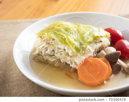 Layered cabbage and minced meat 70306478