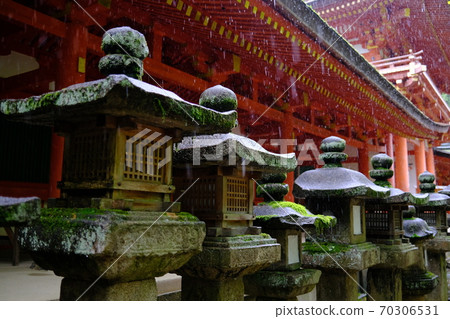 Rainy Kasuga Taisha lantern (Nara City, Nara Prefecture) Rainy Kasuga Taisha lantern (Nara City, Nara Prefecture) 70306531