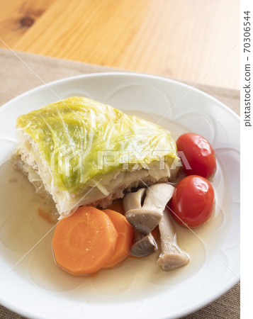 Layered cabbage and minced meat 70306544