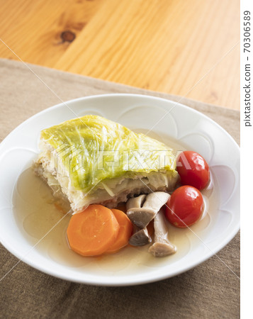 Layered cabbage and minced meat 70306589