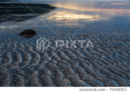 Sunset scenery of Mikoshi Coast, which was selected as one of the 100 best sunsets in the Ariake Sea in Kumamoto Prefecture 70306951