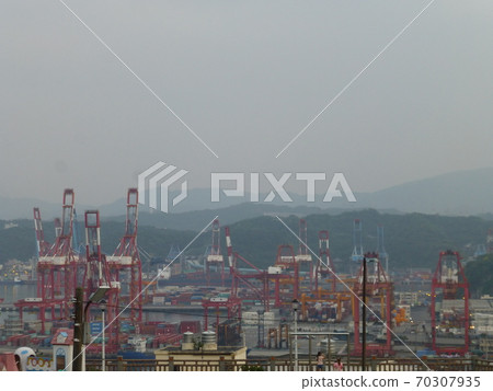 台灣基隆-04/05/2018:從白米甕砲台看基隆港貨櫃中心 70307935