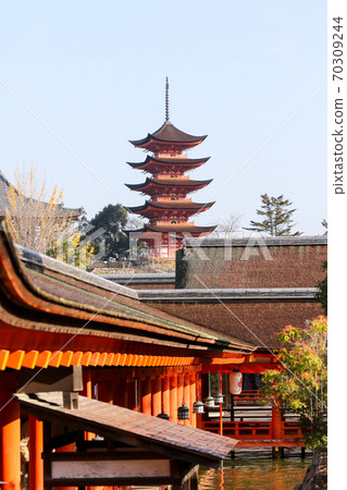 廣島縣秋天從宮島役島神社看到的五層寶塔 70309244