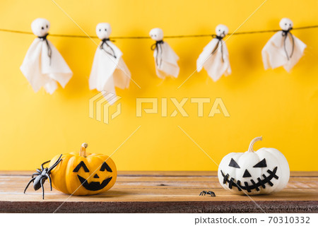 halloween pumpkin head jack lantern smile and spider on wooden 70310332