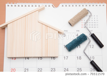 Image of painting work on the outer wall of a house (timing) Image of painting work on the outer wall of a house (timing) 70311570