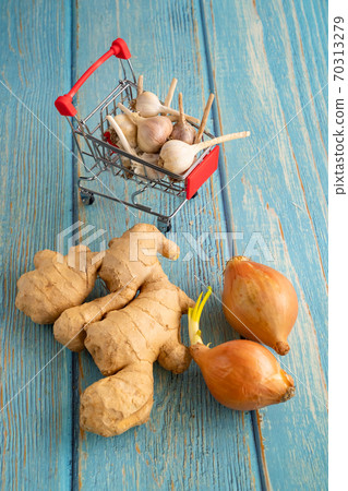 ginger, onion, garlic in mini shopping cart 70313279