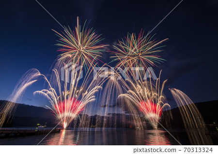 箱根蘆之湖上空燃放的美麗煙花 箱根蘆之湖上空燃放的美麗煙花 70313324