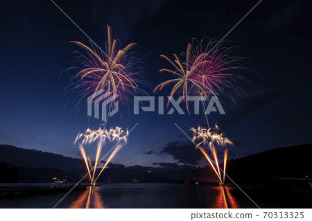 箱根蘆之湖上空燃放的美麗煙花 70313325