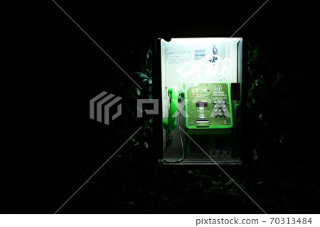綠色公用電話站在黑暗中 綠色公用電話站在黑暗中 70313484