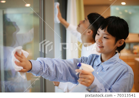 已婚夫婦清潔窗戶 70313541