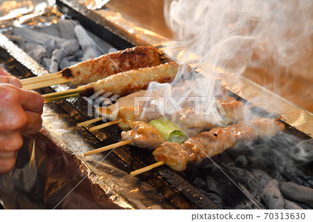 用木炭烤烤雞肉串 70313630