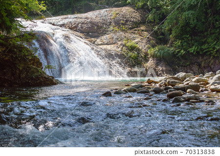 在秋田縣水壩湖下沉的瀑布 在秋田縣水壩湖下沉的瀑布 70313838