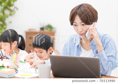 Mother teleworking while raising children 70313990