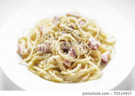 spaghetti pasta carbonara with bacon ham cream and kampot pepper 70314957