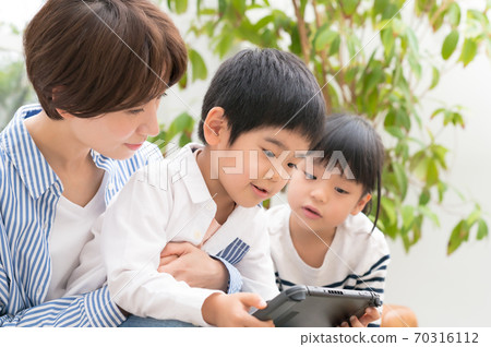 父母和孩子與朋友一起玩遊戲 父母和孩子與朋友一起玩遊戲 70316112
