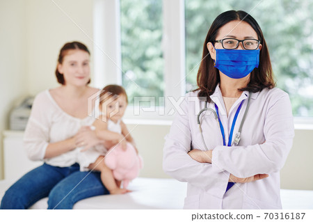 Pediatrician in protective mask 70316187