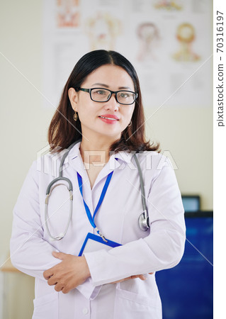 Female Vietnamese general practitioner Female Vietnamese general practitioner 70316197