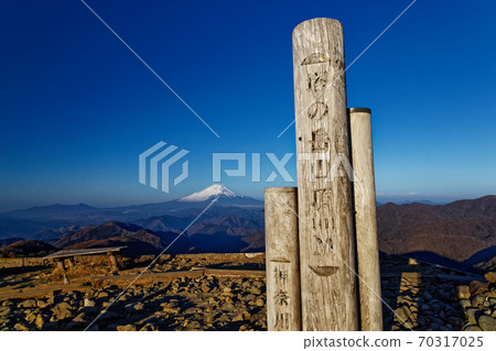 從Tanzawa山和Tonodake山頂看到的富士山 70317025