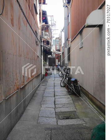 Narrow alleys in Kyoto 70317027