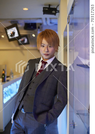 非常酷的年輕日本主持人 70317263