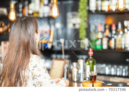 女人在酒吧放鬆 70317396