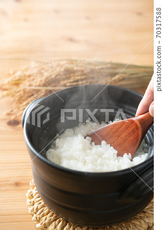 Rice cooked in the pot 70317588
