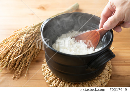 米飯在鍋裡煮熟 70317649