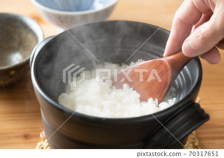 米飯在鍋裡煮熟 70317651