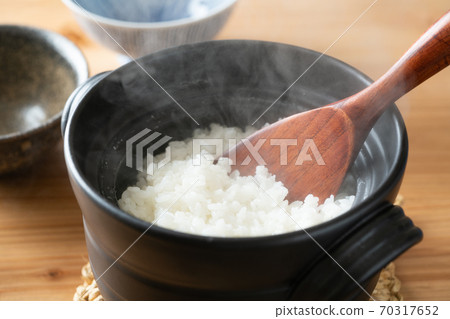 米飯在鍋裡煮熟 70317652