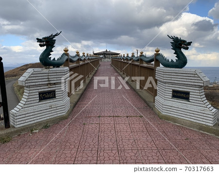 Bridge where dragons fly 70317663