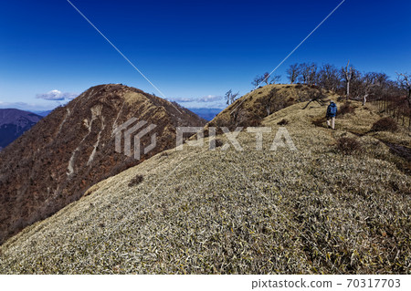 丹澤主靜脈垂直跑道上的登山者和Hirugatake 70317703