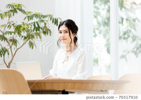 女人在客廳裡做遠程辦公 女人在客廳裡做遠程辦公 70317910