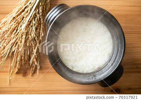 Rice cooked in the pot 70317921