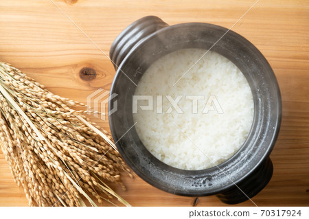 Rice cooked in the pot 70317924