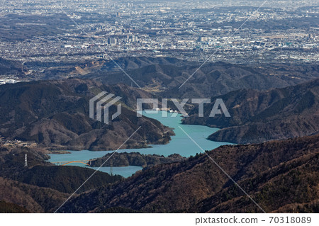 從丹澤和富士山看宮瀨湖和相模原的城市景觀 70318089