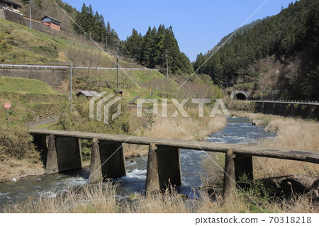高知縣Ka原町二手店沉降橋 高知縣Ka原町二手店沉降橋 70318218